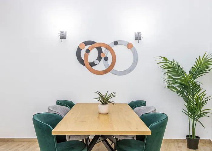 Deluxe & Cozy Central Located Joseph Boulevard Apartment